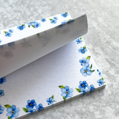 Write your daily notes on the colorful Forget-Me-Not floral sheets. These little notepads pair well with our Simpliday Paper notebooks and other stationery products.