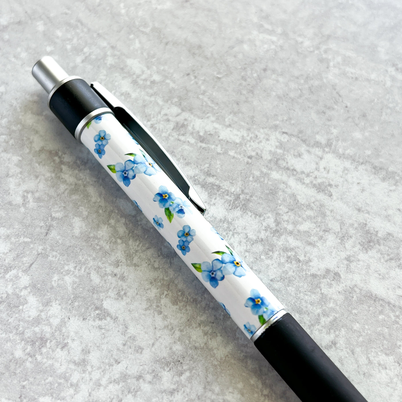 Our beautiful Forget-Me-Not Pen is the perfect companion for your Simpliday Paper notebooks and notepads and a staple for your desk or purse. This premium ballpoint pen features Simpliday Paper artwork that wraps entirely around the pen.&nbsp;